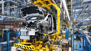 Los trabajadores cierran la fábrica de Mercedes que los llamó para trabajar durante el coronavirus